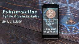 Pyhät paikat – urbaanit vaeltajat Pyhiinvaellus Pyhän Olavin kirkolle 29.7.-1.8.2020 Puisella pöydällä kännykkä, jossa teksti Pyhät paikat, urbaanit vaeltajat.