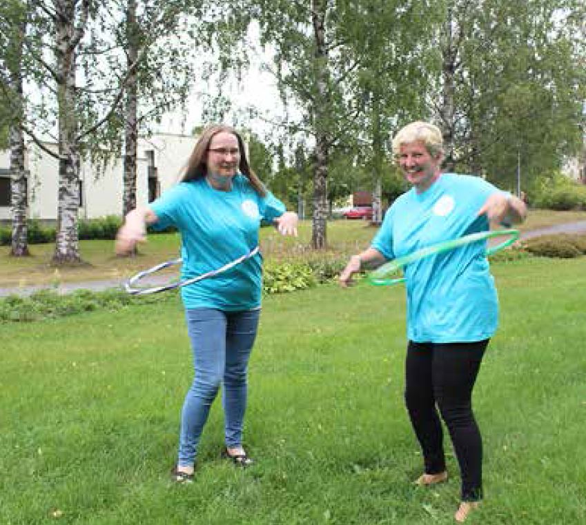 Terhi Pellinen (vas.) ja Päivi Aumala liikuttavat ylöjärveläisiä Kummin kaa- ja Ylöjärvi Liikkuu! -tapahtum...