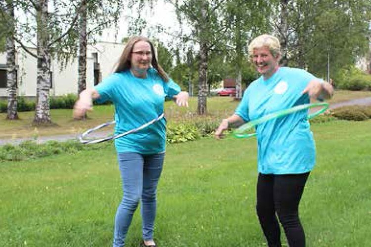 Terhi Pellinen (vas.) ja Päivi Aumala liikuttavat ylöjärveläisiä Kummin kaa- ja Ylöjärvi Liikkuu! -tapahtum...
